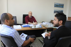 Da esquerda para direita: Dir. Financeiro Fábio Teles, ao centro Presidente Luis Carlos Cavalcanti e Prof. Luis Anunciação